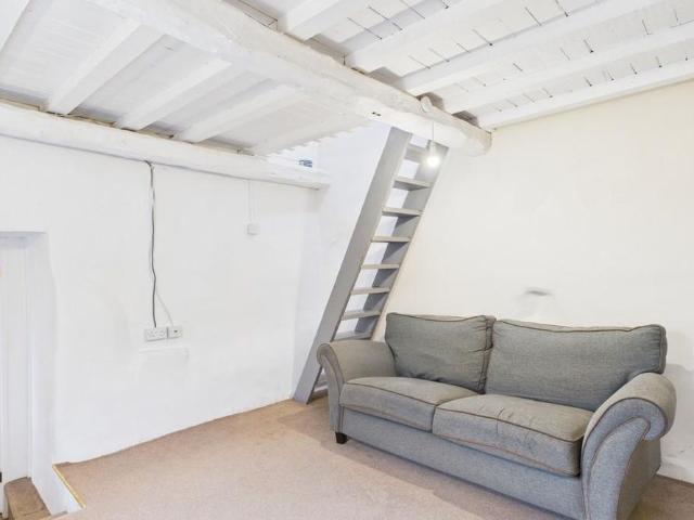 1 bedroom semi detached bungalow to rent