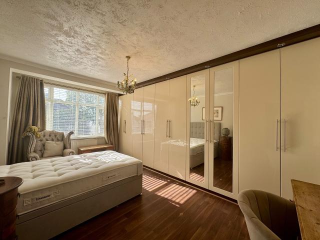 1 Bedroom Semi Detached Bungalow for Let in Wembley