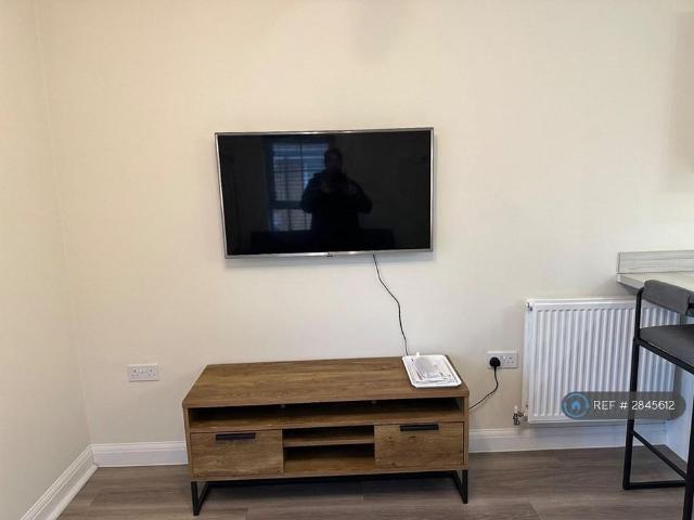 1 bedroom semi detached house to rent