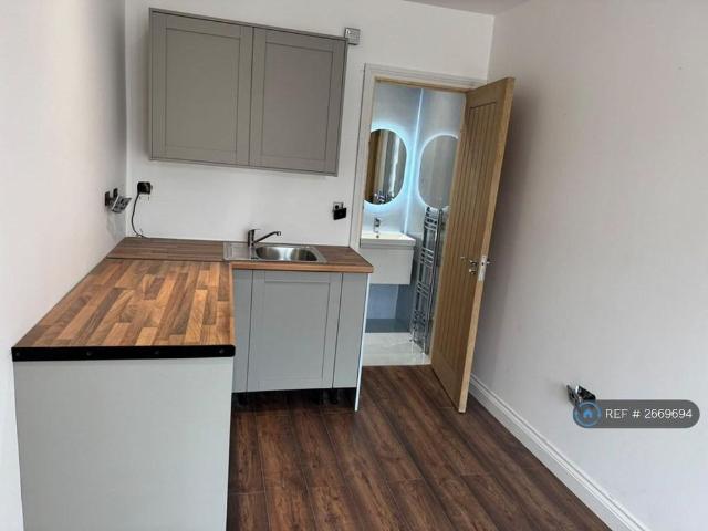 1 bedroom semi detached house to rent