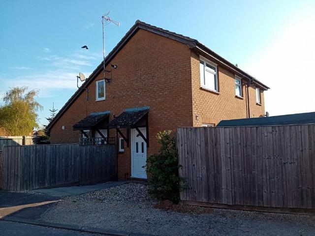 1 bedroom semi detached house to rent