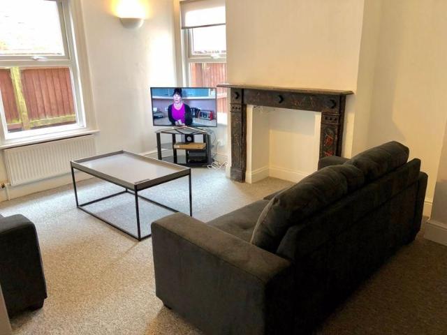 1 bedroom semi detached house to rent