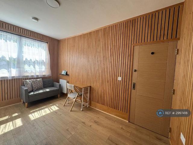 1 bedroom semi detached house to rent