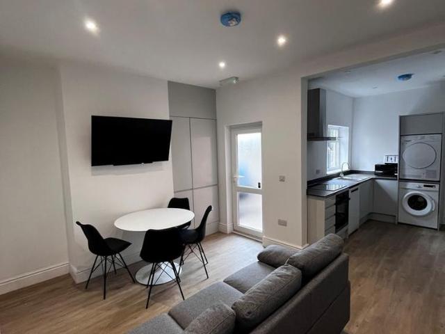 1 bedroom semi detached house to rent