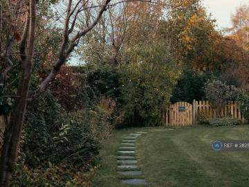 1 bedroom semi detached house to rent