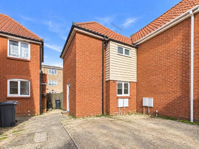 1 bedroom semi detached house for sale