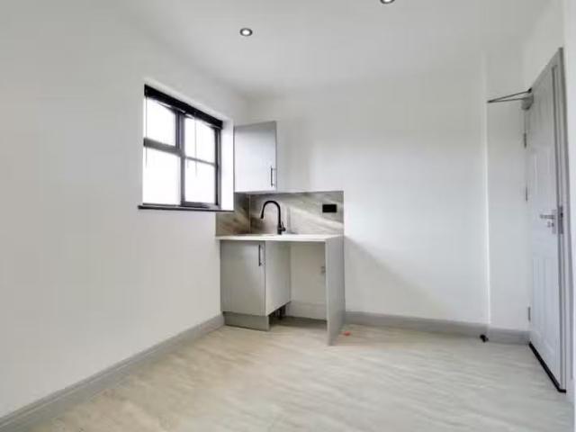 1 bedroom semi detached house for rent in 198 Halfway Street.