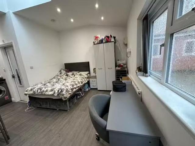 1 bedroom semi detached house for rent in Longford Street, Der.