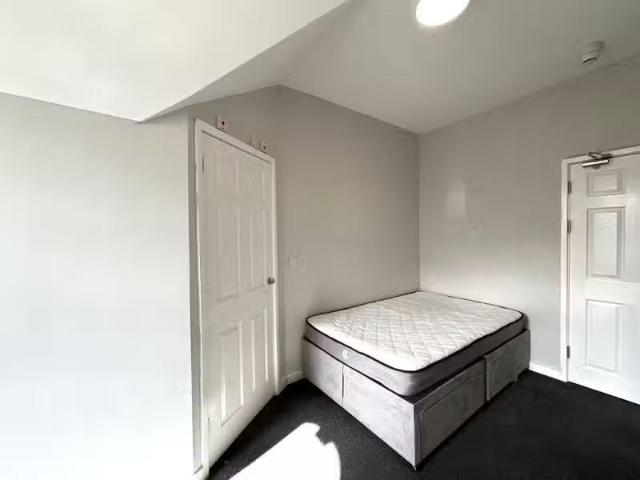 1 bedroom semi detached house for rent in Room 15, Auckland Ro.