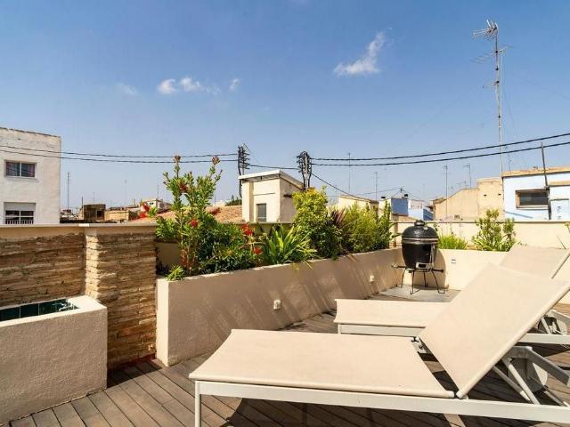 1 Bedroom Studio Apartment with Communal Terrace in El Carmen, Valencia Amsterdam Apartments for Rent