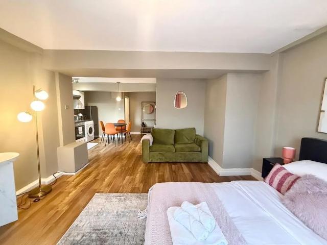 1 Bedroom Studio, Earls Court Road, London