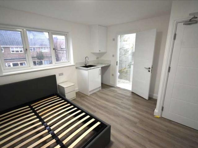 1 Bedroom Studio Flat