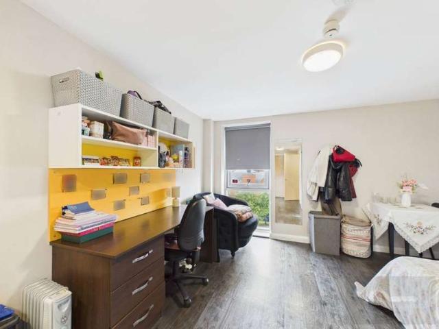 1 Bedroom Studio Flat