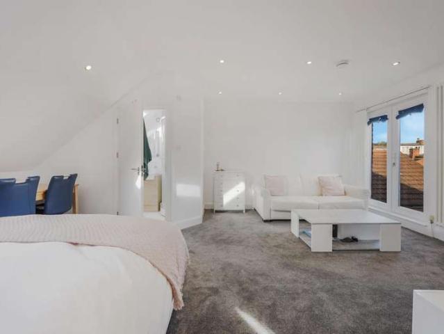 1 Bedroom Studio Flat