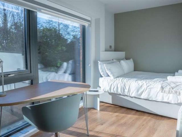 1 Bedroom Studio Flat