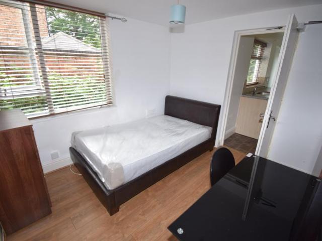 1 bedroom Studio flat To Let