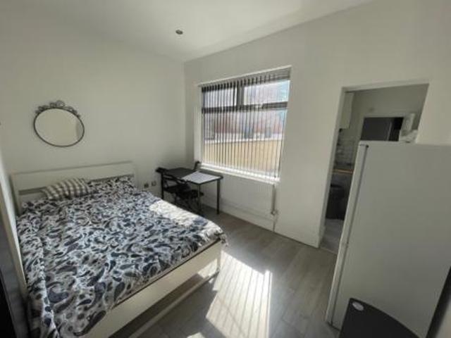 1 bedroom Studio flat To Let