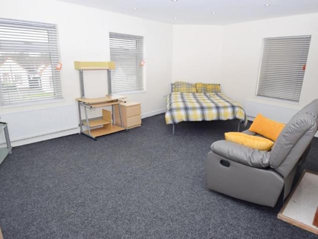 1 bedroom Studio flat To Let