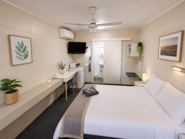 1 bedroom studio style room with bathroom