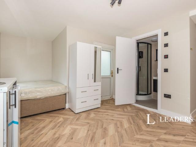 1 bedroom studio to rent Sherwood Crescent, Reigate, Surrey, RH2
