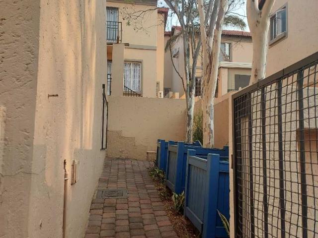 1 Bedroom, Studiostype apartment. No Garden, 1 x lockup Garage, Stoep and build in braai