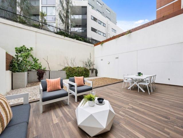 1 Bedroom + Study Ground Floor Courtyard Apartment 175 sqm on Title