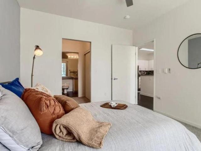 1 bedroom, Portland OR 97201 105264393