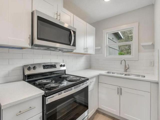 1 bedroom, Portland OR 97218 105672124