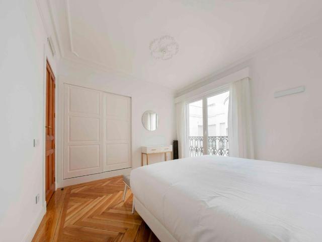1 Bedroom Penthouse with Terrace in Centro, Madrid Amsterdam Apartments for Rent