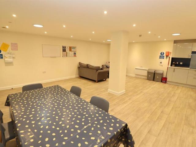 1 bedroom private hall to rent