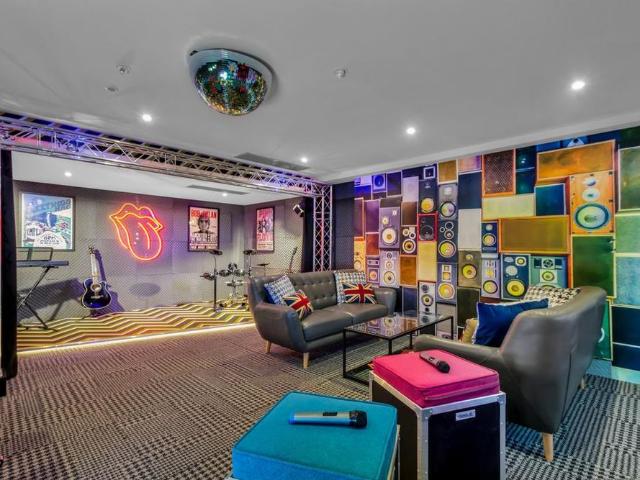 1 bedroom private hall to rent