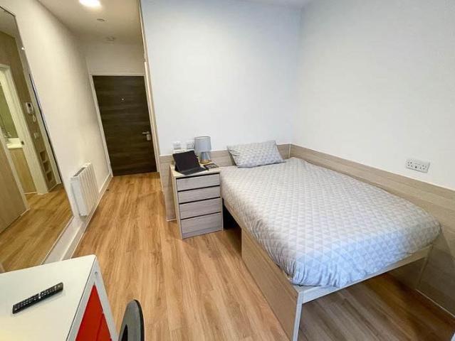 1 bedroom private hall to rent