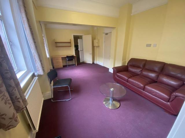 1 bedroom private hall to rent