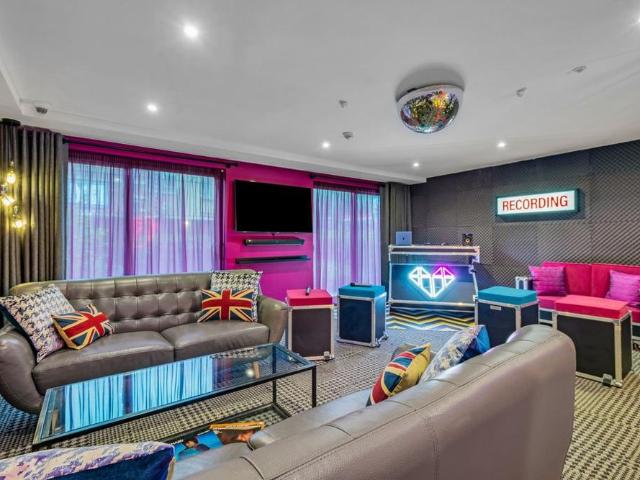 1 bedroom private hall to rent