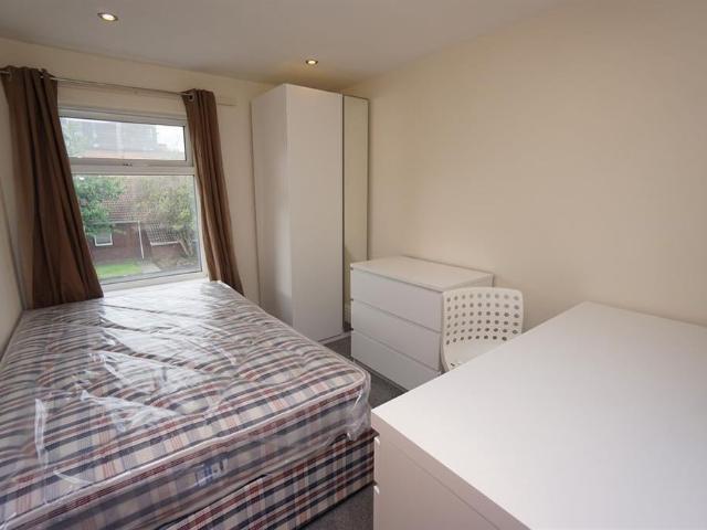 1 bedroom private hall to rent
