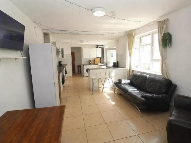 1 bedroom private hall to rent