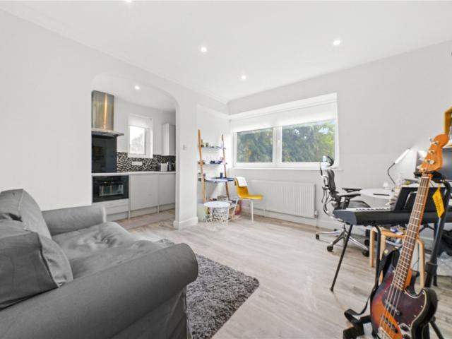 1 bedroom property in Cedars Road, Clapham, London, SW4 £2,100 pcm | Chestertons