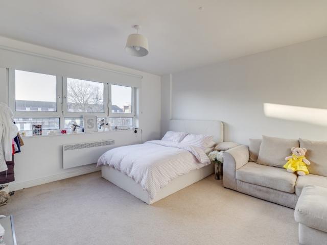 1 bedroom property in Barclay Close, Cassidy Road, London, SW6 £1,600 pcm | Chestertons