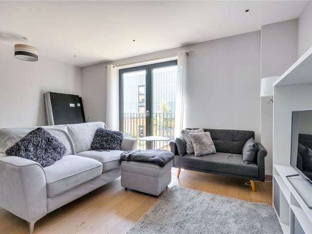1 bedroom property in Gowing House, 4 Drapers Yard, London, SW18 £2,450 pcm | Chestertons