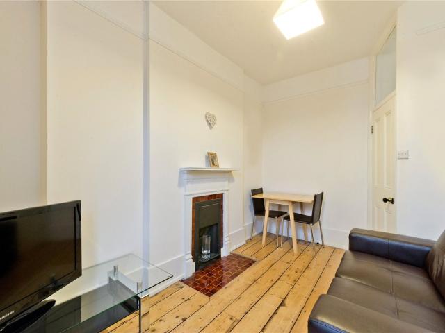 1 bedroom property in Grays Inn Road, Holborn, London, WC1X £2,200 pcm | Chestertons