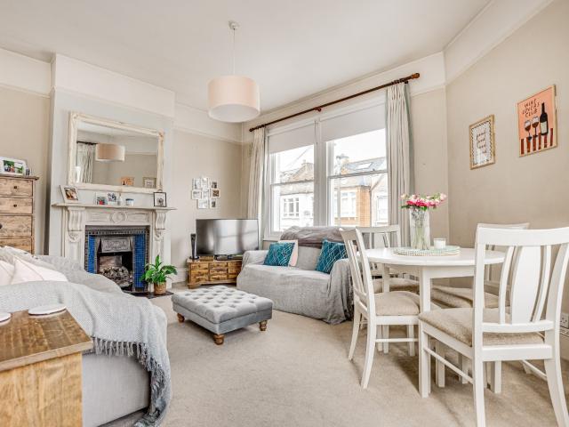 1 bedroom property in Dagnan Road, Clapham South, London, SW12 £2,250 pcm | Chestertons