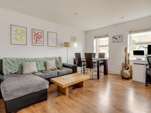 1 bedroom property in Floyer Close, Richmond, Surrey, TW10 £2,000 pcm | Chestertons