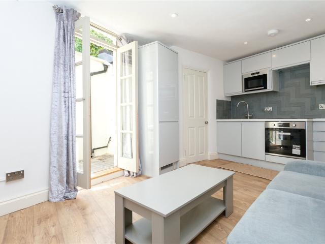 1 bedroom property in Keystone Crescent, Kings Cross, Islington, London, N1 £2,300 pcm | Chestertons