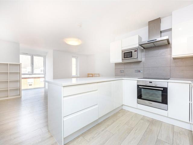 1 bedroom property in Oakley Square, Mornington Crescent, London, NW1 £2,450 pcm | Chestertons
