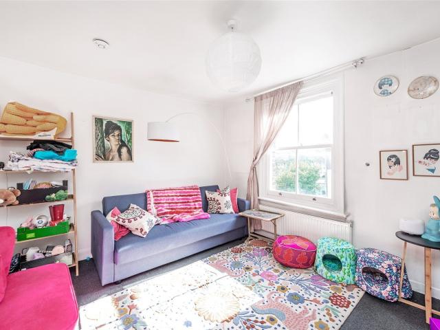 1 bedroom property in Leighton Road, Kentish Town, London, NW5 £2,100 pcm | Chestertons