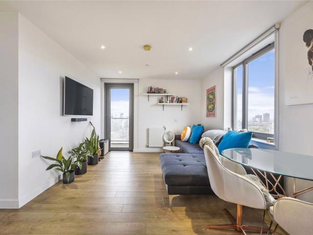 1 bedroom property in Moro Apartments, 22 New Festival Avenue, London, E14 £1,900 pcm | Chestertons