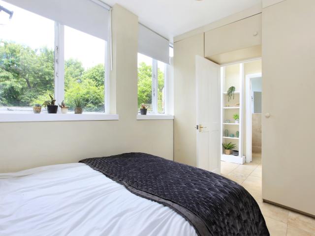 1 bedroom property in Macaulay Road, Clapham, London, SW4 £2,650 pcm | Chestertons