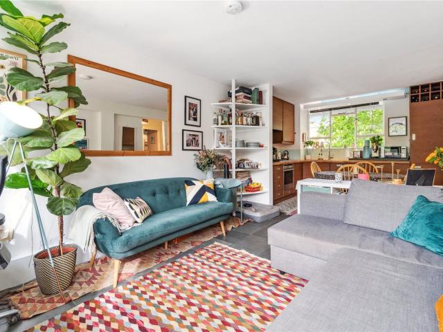 1 bedroom property in Mulberry Court, Tompion Street, London, EC1V £2,850 pcm | Chestertons