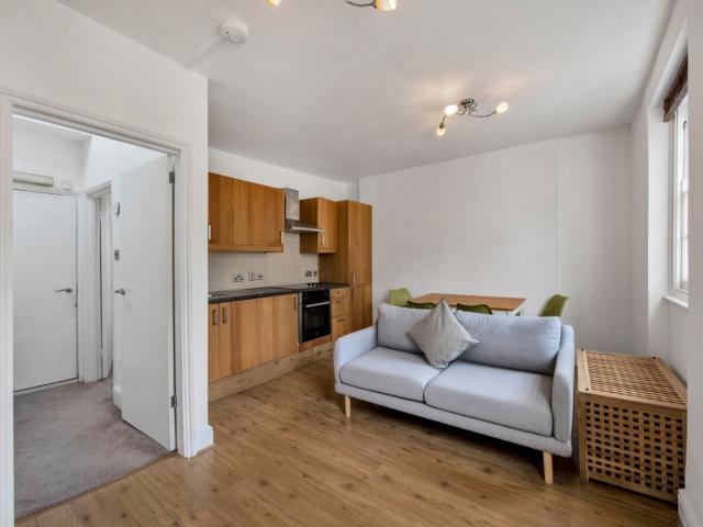 1 bedroom property in Norfolk Place, London, W2 £2,300 pcm | Chestertons