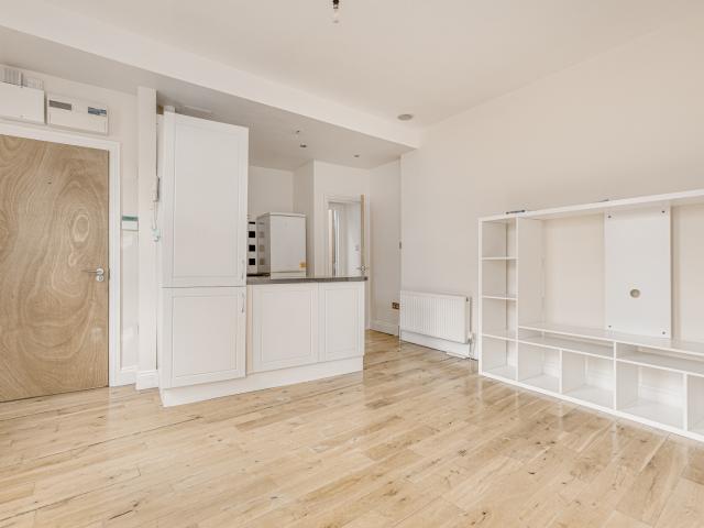 1 bedroom property in North End Road, London, W14 £1,800 pcm | Chestertons